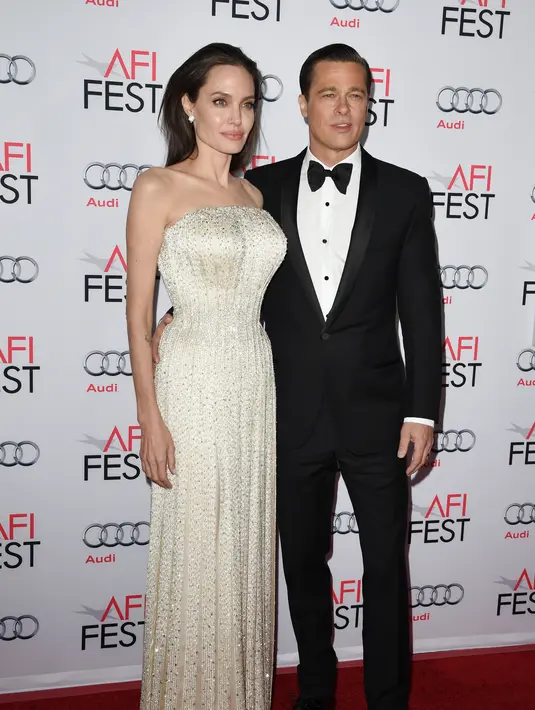 Jolie geram ketika mendengar kedekatan hubungan suaminya tersebut. Alasan baru inilah yang diduga membuat Jolie sangat mendesak menggugat cerai Pitt. Meski sudah jauh-jauh hari mereka dikabarkan ingin bercerai. (AFP/Bintang.com)