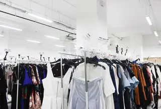 Solusi konsumsi fashion wanita dengan menggunakan aplikasi rental pakaian (Style Theory)