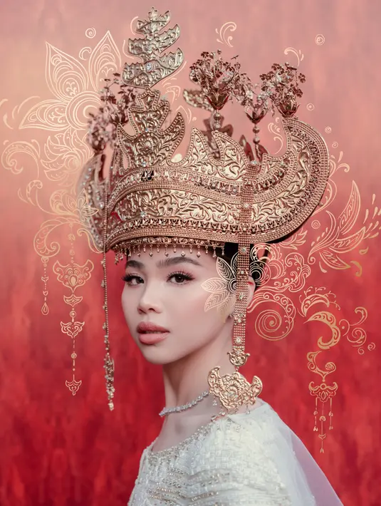 Keelie Gunawan tampil bak bangsawan dengan headpiece rancangan desainer Rinaldy A. Yunardi. Headpiece berwarna keemasan tersebut memiliki detail ukiran dan ornamen yang terinspirasi dari estetika tradisional, sekaligus menjadi statement piece dalam penampilan Keelie.