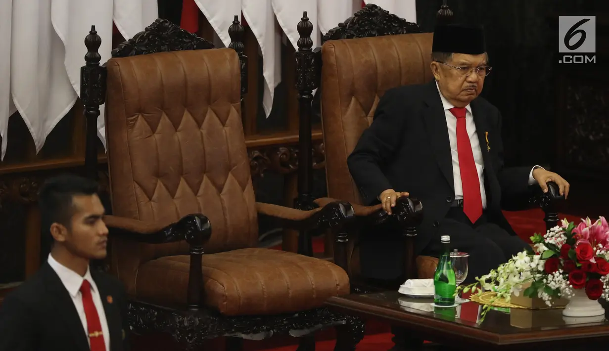Wakil Presiden Jusuf Kalla mendengarkan Presiden Joko Widodo menyampaikan Pidato Kenegaraan pada Sidang Tahunan MPR 2019 di Kompleks Parlemen, Jakarta, Jumat (16/8/2019). Jokowi akan menyampaikan pidato dalam tiga sesi dengan tema yang berbeda selama acara berlangsung. (Liputan6.com/Johan Tallo)