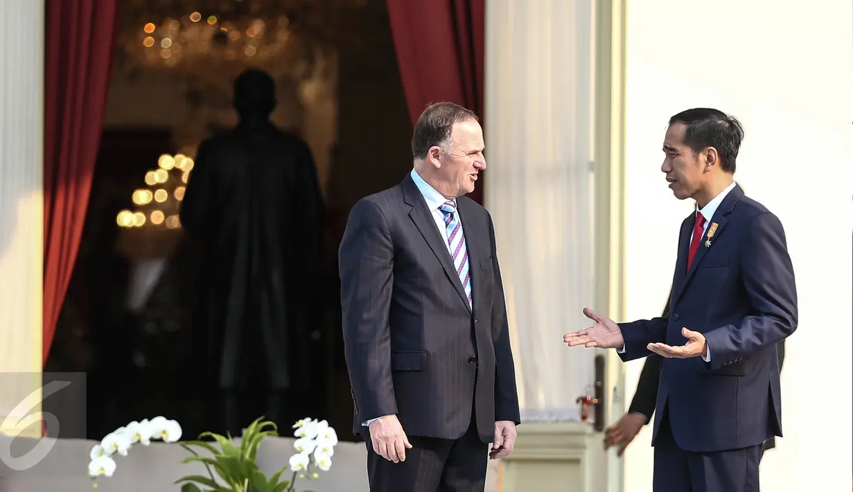 Presiden Joko Widodo berbincang dengan Perdana Mentari Selandia Baru John Key dihalaman belakang usai upacara penyambutan di Halaman Istana Merdeka, Jakarta, Senin (18/7). (Liputan6.com/Faizal Fanani)