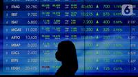 Karyawan melintasi layar pergerakan IHSG, Jakarta, Rabu (3/8/2022). Indeks Harga Saham Gabungan (IHSG) pada perdagangan di Bursa Efek Indonesia, Rabu (3/08/2022), ditutup di level 7046,63. IHSG menguat 58,47 poin atau 0,0084 persen dari penutupan perdagangan sehari sebelumnya. (Liputan6.com/Angga Yuniar)