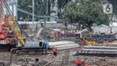 Sejumlah pekerja mengerjakan proyek perluasan stasiun Tanah Abang di Jakarta, Jumat (9/8/2024). (Liputan6.com/Angga Yuniar)