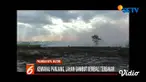 Petugas pemadam kebakaran yang tiba langsung berjibaku memadamkan api.