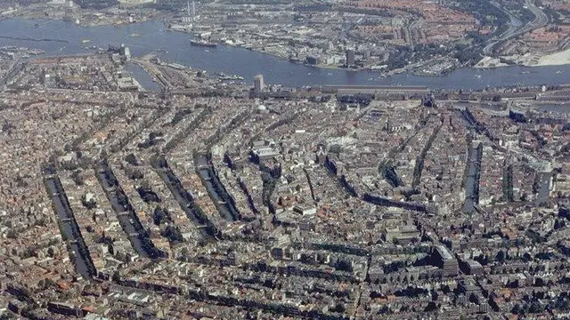 Foto udara yang menampilkan labirin kanal di Amsterdam