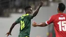 Penyerang Senegal Ismaila Sarr (kiri) melakukan selebrasi setelah mencetak gol ke gawang Guinea Ekuatorial pada pertandingan perempat final Piala Afrika (CAN) 2021 di Stade Ahmadou Ahidjo di Yaounde (31/1/2022). Senegal menang atas Guinea Ekuatorial 3-1. (AFP/Charly Triballeau)