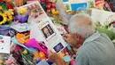 Seorang warga membaca kartu ucapan duka atas meninggalnya mantan PM Singapura, Lee Kuan Yew di Singapore General Hospital, Senin (23/3/2015). Bapak bangsa Singapura ini meninggal dunia dalam usia 91 tahun karena mengidap pneumonia. (AFP PHOTO/Mohd Fyrol)