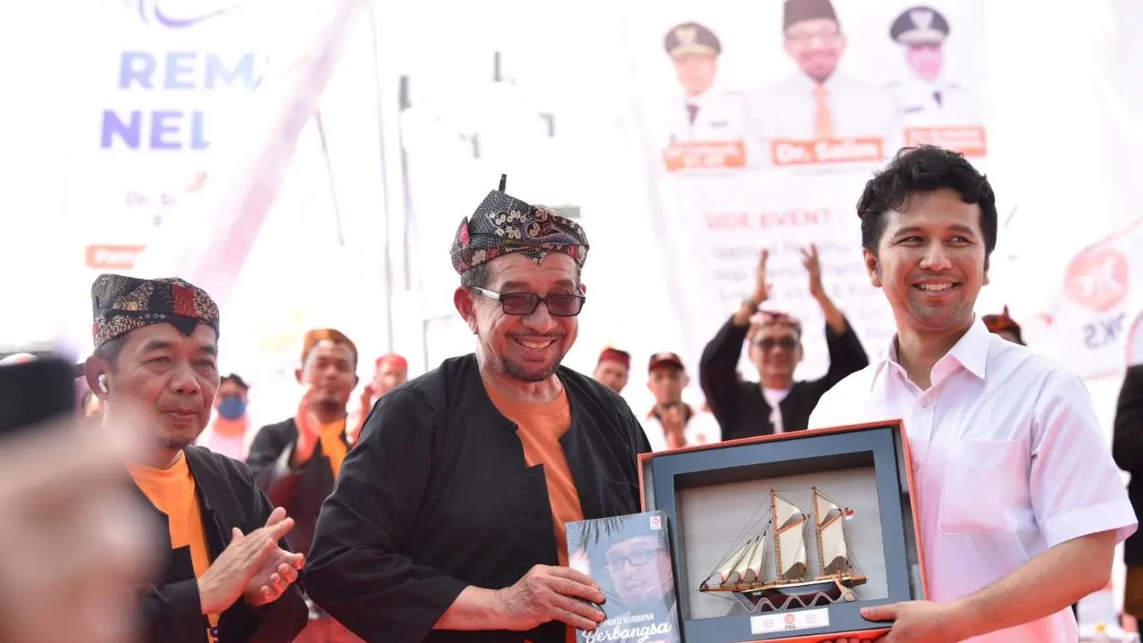 Ketua Majelis Syura Partai Keadilan Sejahtera (PKS) Salim Segaf Al Jufri bersama wagub Jatim Emil Dardak. (Istimewa)