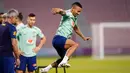 Pemain Brasil Gabriel Jesus berlatih saat sesi latihan di Stadion Grand Hamad, Doha, Qatar, 29 November 2022. Brasil akan menghadapi Kamerun dalam pertandingan sepak bola Grup G Piala Dunia 2022 pada 2 Desember. (AP Photo/Andre Penner)
