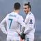Gareth Bale dan Cristiano Ronaldo sedang berbincang di tengah laga Real Madrid melawan Paris Saint-Germain (PSG). (FRANCK FIFE / AFP)