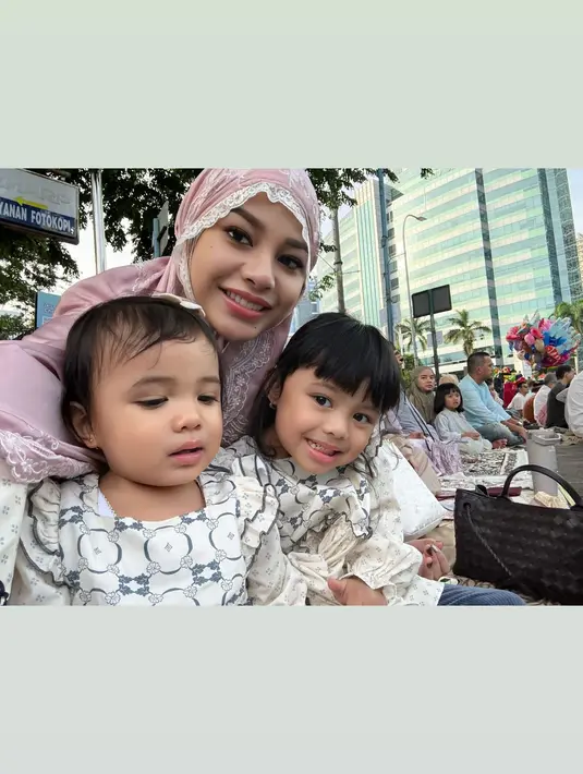 Sudah pasang eyelash extension dan sulam alis, Aurel Hermansyah tinggal poles wajahnya dengan lipstik [@aurelhermansyah]