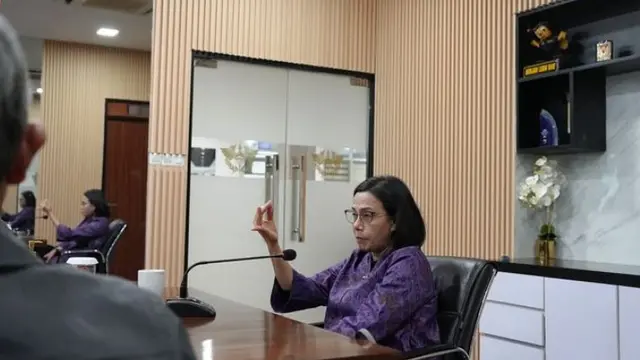 Menteri Keuangan Sri Mulyani rapat dengan jajaran Bea Cukai pada Sabtu, 27 April 2024 di Kantor Bea Cukai Soekarno Hatta. (Foto: Instagram @smindrawati)