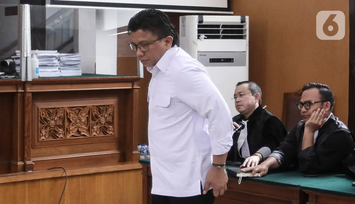 Ferdy Sambo tertunduk usai menjalani sidang lanjutan  pembacaan tuntutan oleh Jaksa Penuntut Umum kasus pembunuhan berencana terhadap Brigadir Nopriansyah Yosua Hutabarat di Pengadilan Negeri Jakarta Selatan, Jakarta, Selasa (17/1/2023). Sambo diyakini jaksa melanggar Pasal 340 KUHP juncto Pasal 55 ayat 1 ke-1 KUHP. (Liputan6.com/JohanTallo)
