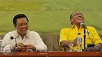 Aburizal Bakrie (kanan) dan Agung Laksono saat menghadiri Rapat Pengurus Harian Partai Golkar di DPP Partai Golkar, Jakarta, Kamis (4/2/2016). Rapat pengurus ini adalah pertama kalinya setelah perselisihan antar dua kepemimpinan.(Liputan6.com/Johan Tallo)