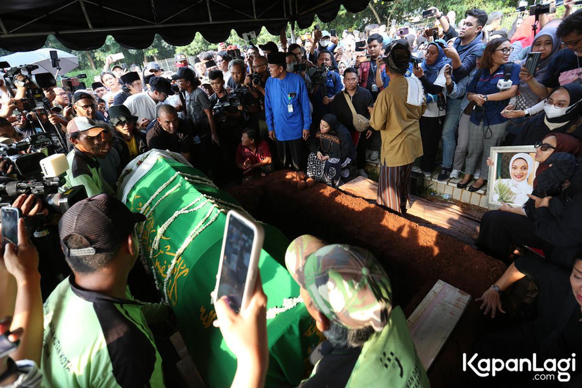 9 Potret Ikang Fawzi di Pemakaman Marissa Haque, Lantunkan Azan dalam Liang Lahad