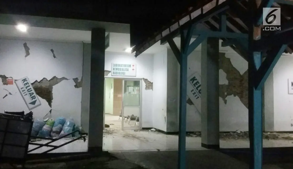 Dinding pada bangunan Ruang Radiologi RSUD Banyumas, Jawa Tengah retak akibat gempa mencapai 6,9 Skala Richter (SR), Sabtu (16/12). Gempa terjadi pukul 23.47 WIB di 8.03 Lintang Selatan, 108.04 Bujur Timur dengan kedalaman 105 km. (Liputan6.com/Pool)