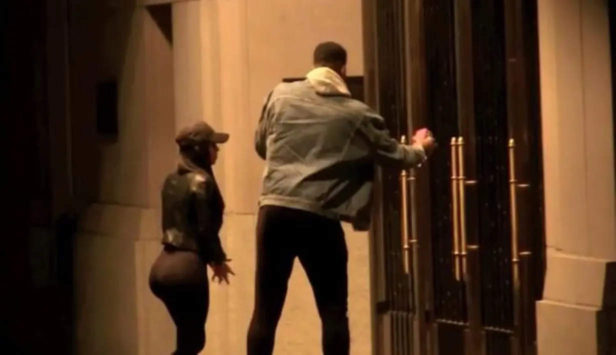 Bahkan Tristan Thompson mengajak model Lani Blair ke hotel tempat ia dan tim basketnya menginap. (TMZ)