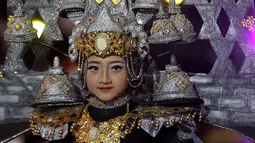 Model membawakan kostum dari ragam budaya Asia pada acara Jember Fashion Carnaval (JFC) di Lippo Mall Kemang, Jakarta, Senin (20/8). Kegiatan untuk mendukung Asian Games 2018 mengusung tema “Victory Asialight”. (Liputan6.com/Fery Pradolo)