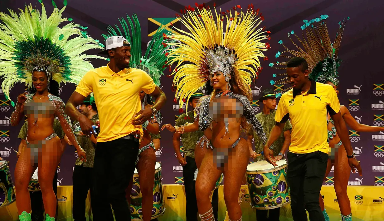 Usain Bolt menikmati tarian samba bersama para penari saat konferensi pers cabang atletik Olimpiade Rio 2016 di Brasil, (8/8). Pelari 29 tahun ini merupakan pelari pria tercepat di dunia. (REUTERS/Nacho Doce)
