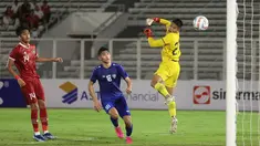 Timnas Indonesia U-20 yang diproyeksikan untuk ajang Piala Dunia U-20 2025 menelan kekalahan kedua pada laga uji coba internasional. Setelah sebelumnya menyerah 1-2 dari Thailand U-20 (26/1/2024), Timnas Garuda Muda kemnbali kalah dari Uzbekistan U-20 dengan skor 2-3 di Stadion Madya, Senayan, Jakarta, Selasa (30/1/2024). Ketiga gol yang bersarang di jala gawang Timnas Indonesia U-20 semua tercipta akibat kelengahan para pemain di menit-menit awal dan akhir pertandingan. Gol pertama terjadi pada menit ke-4, gol kedua lima menit menjelang babak pertama usai dan gol ketiga terjadi pada menit ke-87. Sementara dua gol Timnas Indonesia U-20 dihasilkan oleh Muhammad Kafiatur Rizky (32') dan Arlyansyah Abdulmanan (73'). (Bola.com/M Iqbal Ichsan)