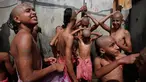 Umat Hindu Nepal melakukan mandi suci untuk menandai festival Janai Purnima di kuil Pashupati di Kathmandu, Nepal (28/7). Dalam ritual ini mereka melakukan mandi suci dan mengganti benang suci mereka. (AP Photo / Niranjan Shrestha)