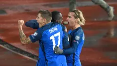 Pemain timnas Prancis, Blaise Matuidi dan rekan setimnya merayakan gol ke gawang Bulgaria pada laga Kualifikasi Piala Dunia 2018 zona Eropa Grup A di Stadion Vasil Levski, Sabtu (7/10). Les Bleus unggul 1-0 lewat gol Blaise Matuidi (Nikolay DOYCHINOV/AFP)