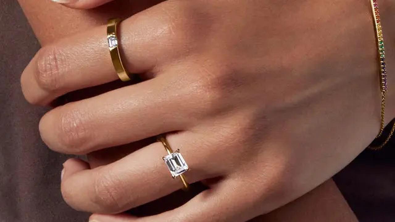 Model cincin tunangan yang sederhana dan elegan untuk pria serta wanita.