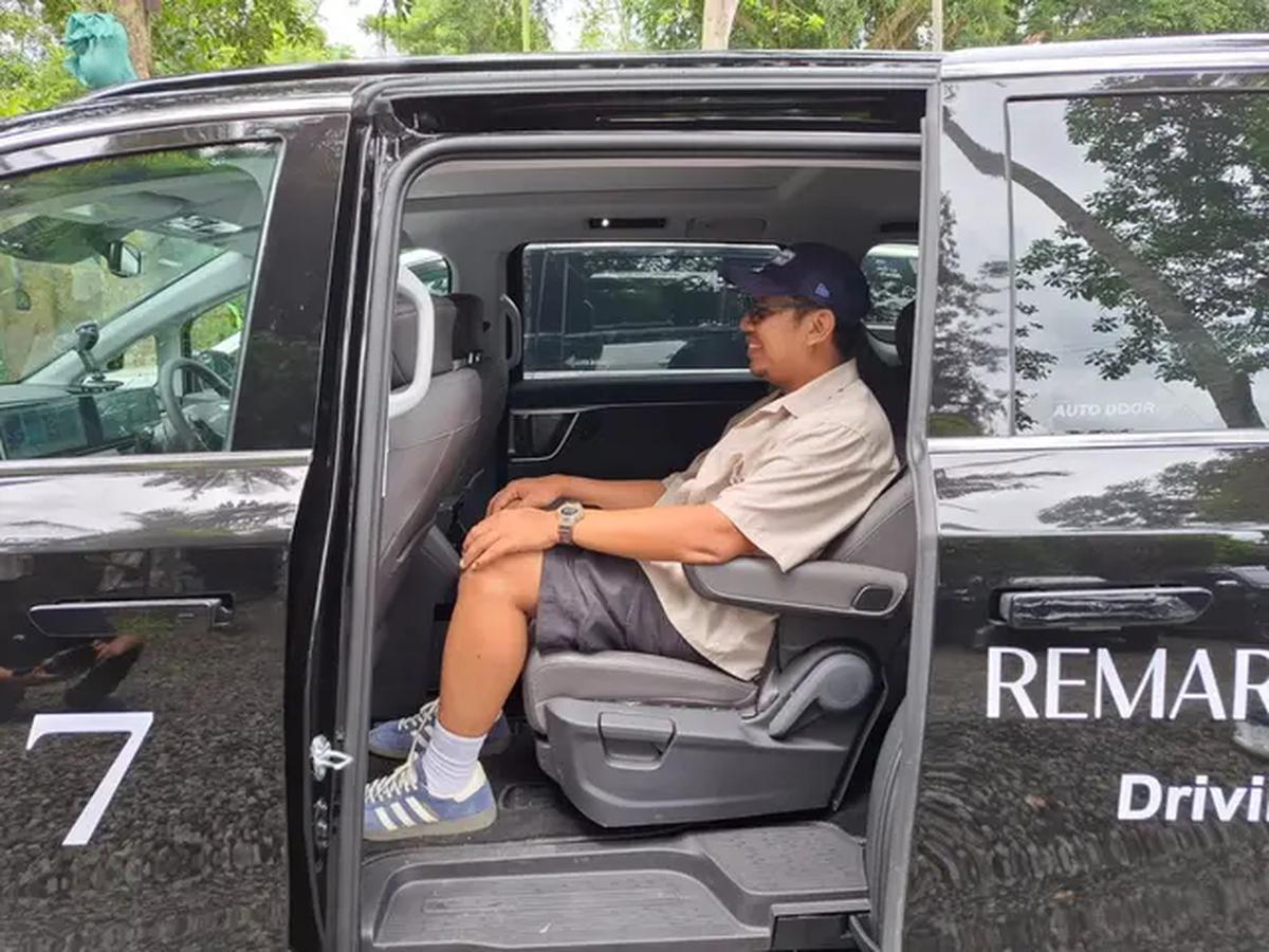 Merasakan Kenyamanan Kursi Penumpang MPV Listrik Mewah Maxus Mifa 7 (Arief A/Liputan6.com)