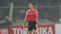 Nusur Fadillah saat memimpin pertandingan Final Piala Bhayangkara 2016 di Stadion Gelora Bung Karno, Jakarta. (3/4/2016). (Bola.com/Nicklas Hanoatubun)