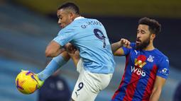 Striker Manchester City, Gabriel Jesus (kiri) mengontrol bola dibayangi gelandang Crystal Palace, Andros Townsend dalam laga lanjutan Liga Inggris 2020/21 di Etihad Stadium, Minggu (17/1/2021). Manchester City menang 4-0 atas Crystal Palace. (AFP/Dave Thompson/Pool)