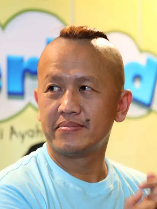 Air mata drummer Pas Band, Sandy Andarusan menetes ketika melihat peran Vino G Bastian dalam film 'Super Didi'. (Nurwahyunan/Bintang.com)