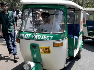 Sejumlah Bajaj 'Eleric-Auto' saat terparkir di Bangalore, India, Sabtu (5/3). Bajaj yang menggunakan tenaga listrik ini dikembangkan RJMS Electric Vehicles Private Ltd. (MANJUNATH KIRAN / AFP)
