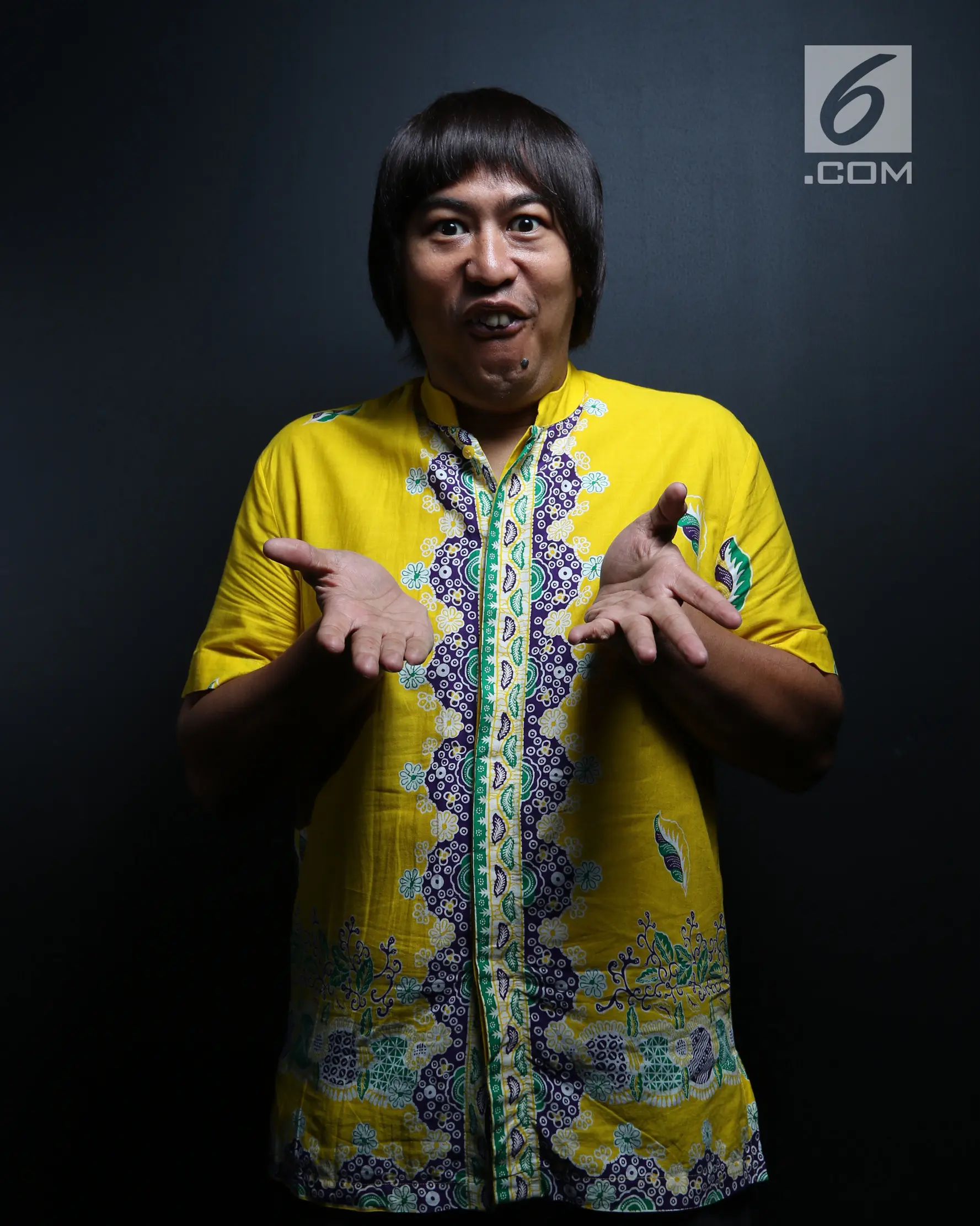 Pemain film Insya Allah Sah, Pandji Pragiwaksono yang berperan sebagai Kang Raka saat mengunjungi kantor Liputan6.com di SCTV Tower, Jakarta, Selasa (20/6). (Liputan6.com/Fatkhur Rozaq)