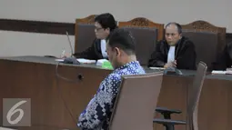 Panitera Pengadilan Negeri Jakarta Pusat, Edy Nasution saat menjalani sidang tuntutan terkait kasus suap di Pengadilan Tipikor, Jakarta, Senin (21/11). Edy juga dituntut membayar denda Rp 300 juta subsider 5 bulan kurungan. (Liputan6.com/Helmi Affandi)