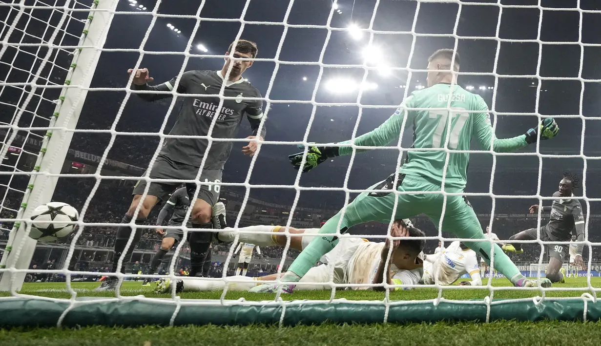 Pemain AC Milan, Tammy Abraham (kanan) mencetak gol ke gawang Red Star Belgrade pada laga Liga Champions 2024/2025 di San Siro, Milan, Italia, Kamis (12/12/2024) WIB. (AP Photo/Antonio Calanni)