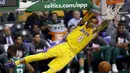 Aksi pemain Los Angeles Lakers, Kyle Kuzma usai melakukan dunk saat melawan Boston Celtics pada laga NBA basketball game di TD Garden, Boston, (8/11/2017). Celtics menang 107-96.  (AP/Winslow Townson)