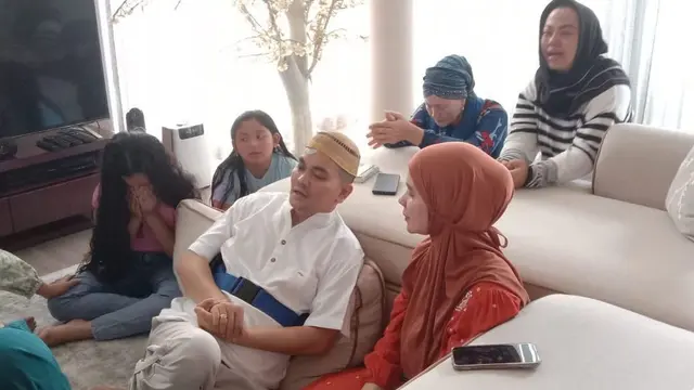 Indra Bekti bersama keluarga (Instagram/dhila_bekti)