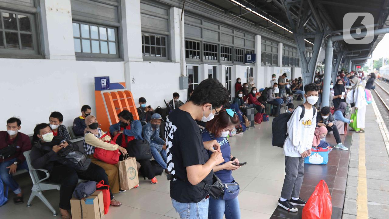 Mudik Lebih Awal di Stasiun Pasar Senen