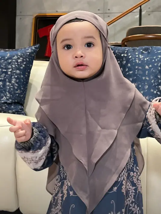 Berbeda dengan sang kakak, Azura justru mengenakan hijab instan dengan warna cokelat polos [@attahalilintar]