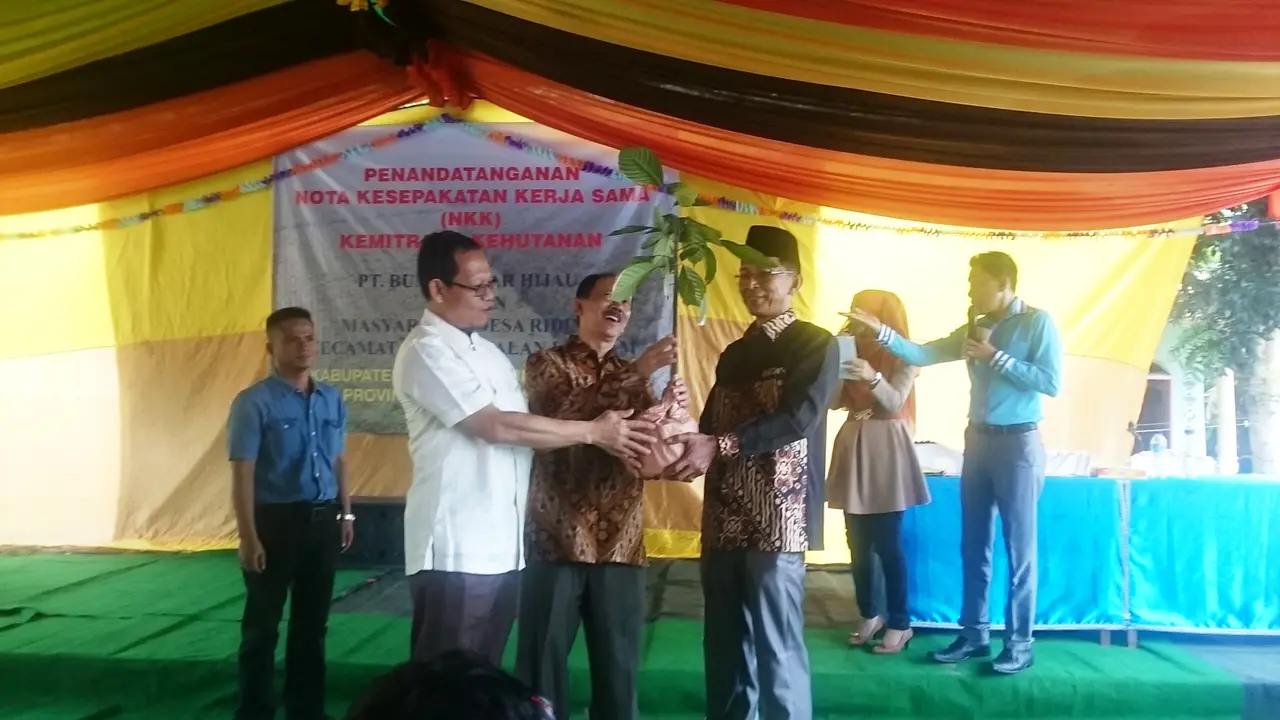 Kerjasama NKK warga dan PT BMH ditandai dengan pemberian bibit tanaman (Liputan6.com/Nefri Inge)