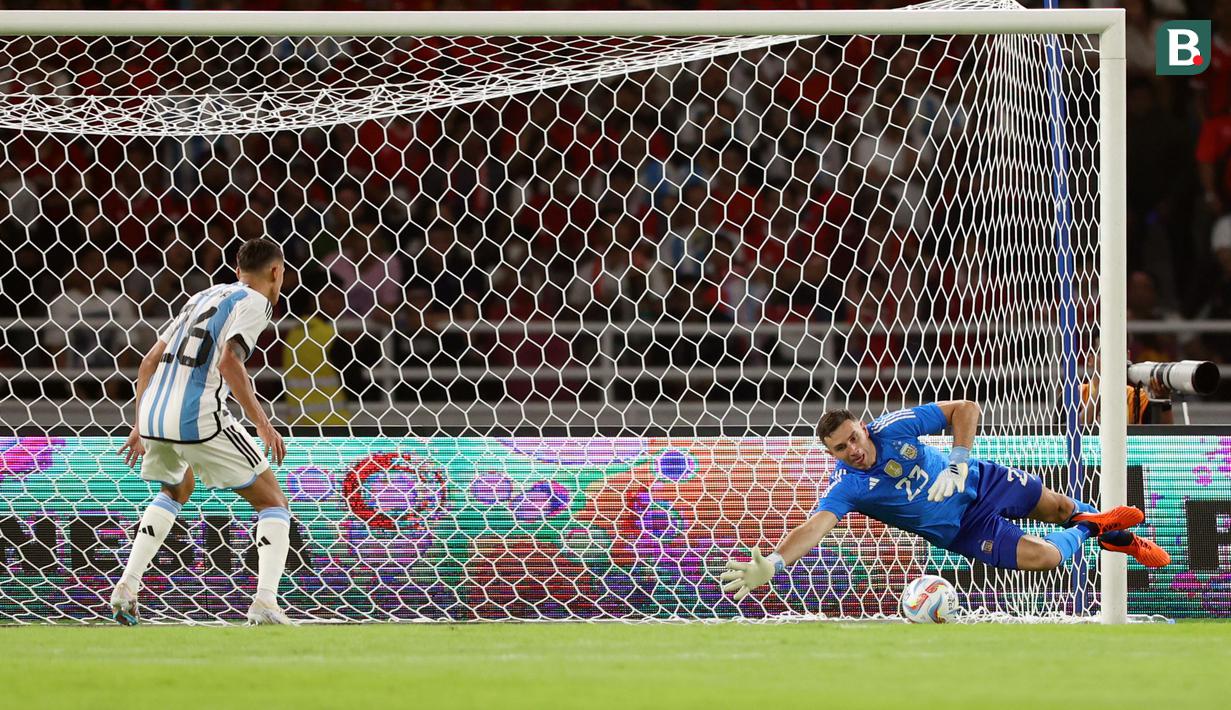 <p>Penjaga gawang&nbsp;Timnas Argentina,&nbsp;Emiliano Martinez (kanan) berhasil menghalau bola tendangan dari pemain Timnas Indonesia Ivar Jenner&nbsp;dalam pertandingan FIFA Matchday 2023 di Stadion Utama Gelora Bung Karno, Jakarta, Senin (19/6/2023). (Bola.com/Bagaskara Lazuardi)</p>