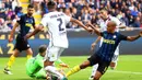 Gelandang Inter Milan, Joao Mario, berusaha membobol gawang Cagliari pada laga Serie A di Stadion San Siro, Milan, Minggu (16/20/2016). Inter Milan kalah 1-2 dari Cagliari. (EPA/Matteo Bazzi)
