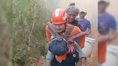 Aksi Heroik Petugas Evakuasi Lansia dan Cucunya Terjebak Kebakaran Hutan