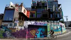 Pengendara sepeda melewati Hotel WineBox Valparaiso di Valparaiso, Chile, Senin (11/3). Hotel WineBox Valparaiso terbuat dari 25 kontainer bekas. (REUTERS/Rodrigo Garrido)
