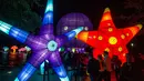 Orang-orang mengunjungi festival lampu dan figur Natal pada awal musim liburan di Paseo Santa Lucia, Monterrey, Meksiko pada 25 November 2018. Festival ini adalah salah satu festival terbesar di Amerika Latin. (Julio Cesar AGUILAR/AFP)