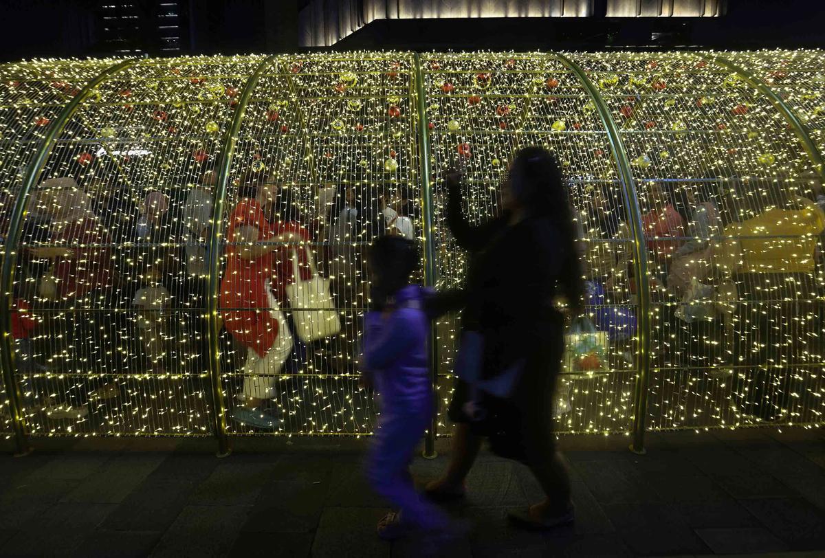 FOTO: Pesona Jakarta Light Festival Hiasi Libur Akhir Tahun
