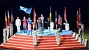 Menteri Pemuda dan Olahraga Malaysia Khairi Jamalludin mengangkat bendera SEA Games. Hal tersebut sebagai pertanda jika Malaysia akan menjadi tuan rumah SEA Games 2017 yang berlangsung di Kuala Lumpur. (AFP PHOTO/ROSLAN RAHMAN)