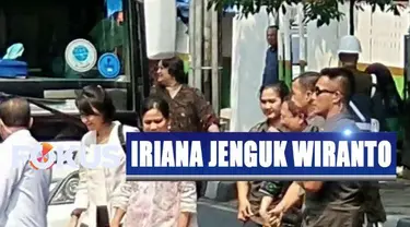 Iriana tidak memberikan keterangan kepada wartawan setelah ia menjenguk Wiranto.