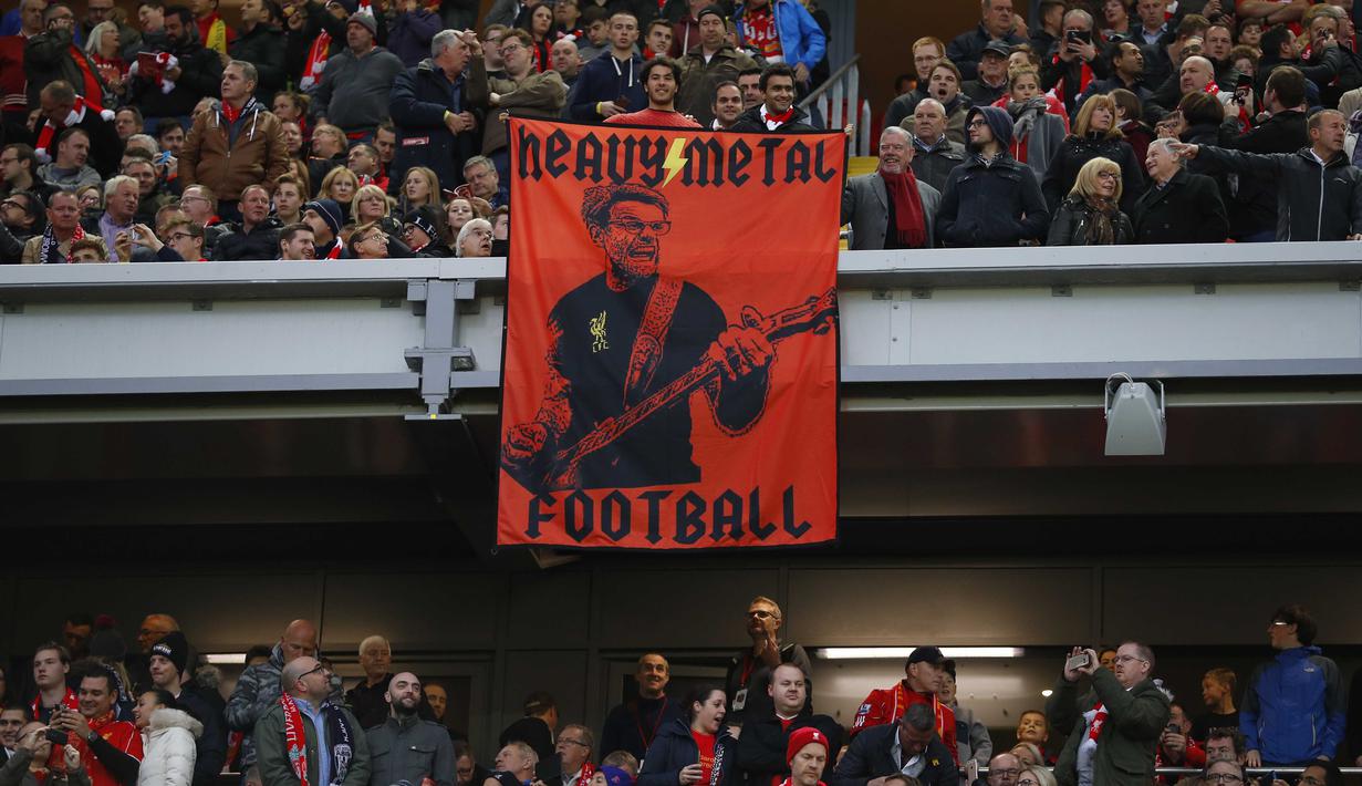 Fans Liverpool memajang banner raksasa bergambar pelatih Juergen Klopp saat Liverpool West Bromwich Albion pada lanjutan Premier League pekan ke-9 di Stadion Anfield, Minggu (23/10/2016) dini hari WIB. (Reuters/Phil Noble)