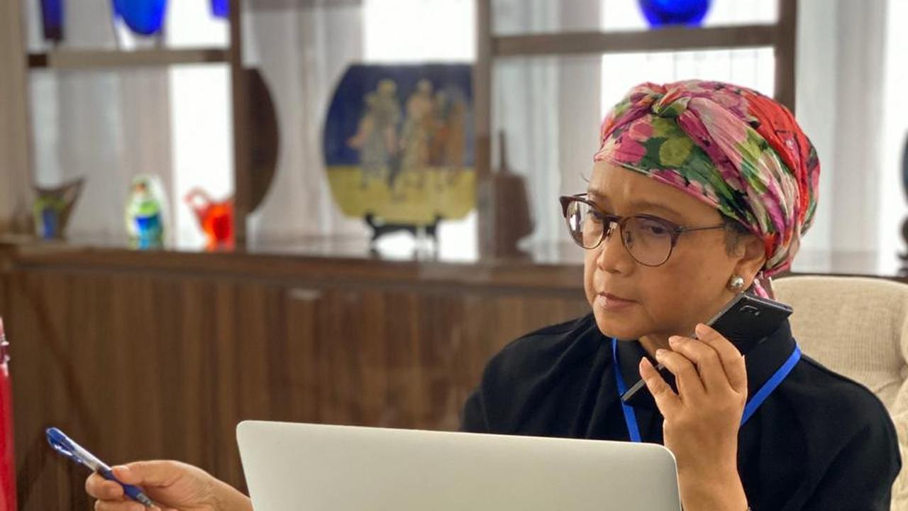 Menlu RI Retno Marsudi melakukan kegiatan bekerja dari rumah di tengah pandemi Virus Corona.